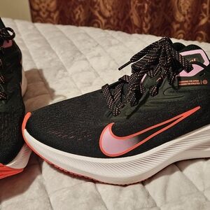 Women's Nike Air Zoom Winflo Size 8 Sneakers